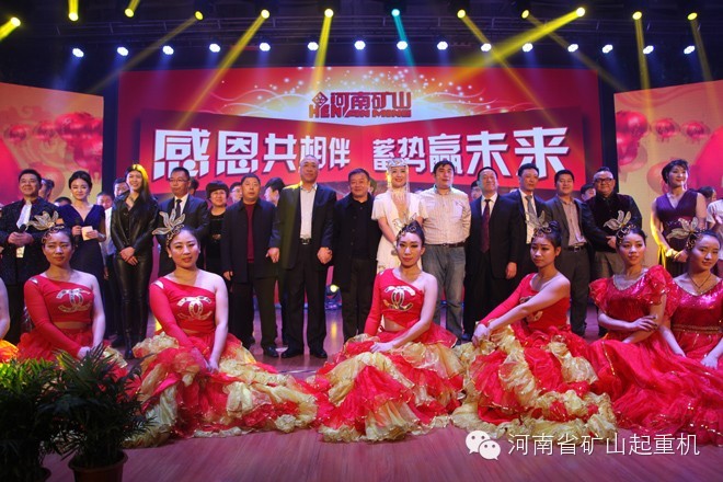 各位領導、嘉賓及公司領導與演員合影留念.jpg